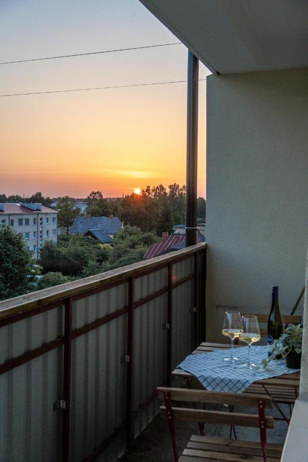 Apartment Warm & Cozy With Balcony In